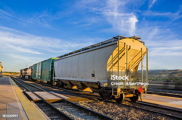 Güterzug Bei Sonnenuntergang Stockfoto und mehr Bilder von Güterzug - Güterzug, USA, Abenddämmerung