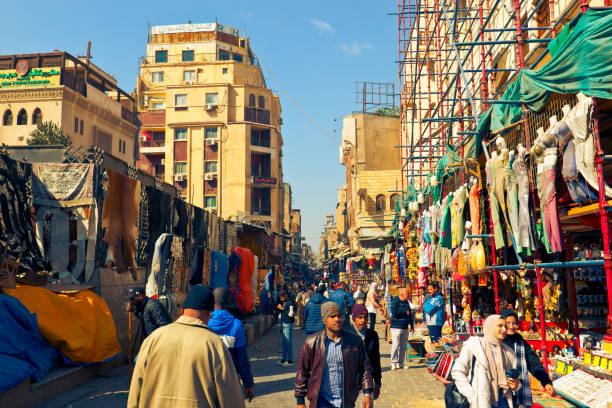 as pessoas caminham pela rua do mercado do famoso bazar egípcio khan el-khalili, no coração do cairo - el khalili - fotografias e filmes do acervo