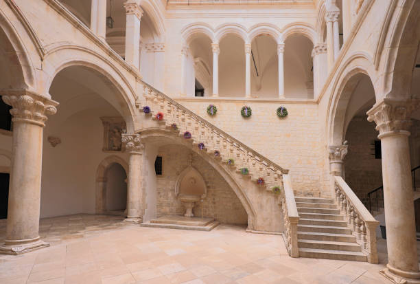 atrium und treppe im rektorenpalast in der altstadt von dubrovnik - knezev dvor stock-fotos und bilder