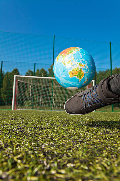 mondo in gioco la palla - soccer player flash foto e immagini stock