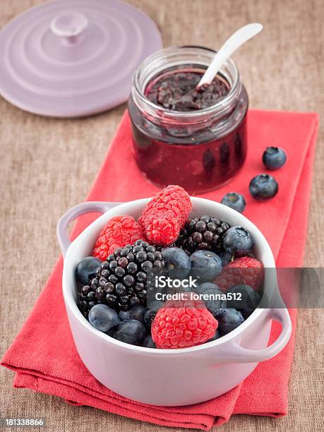 Mezclan Berry Jam Con Bilberries Raspberries Y Moras Foto de stock y más banco de imágenes de Alimento