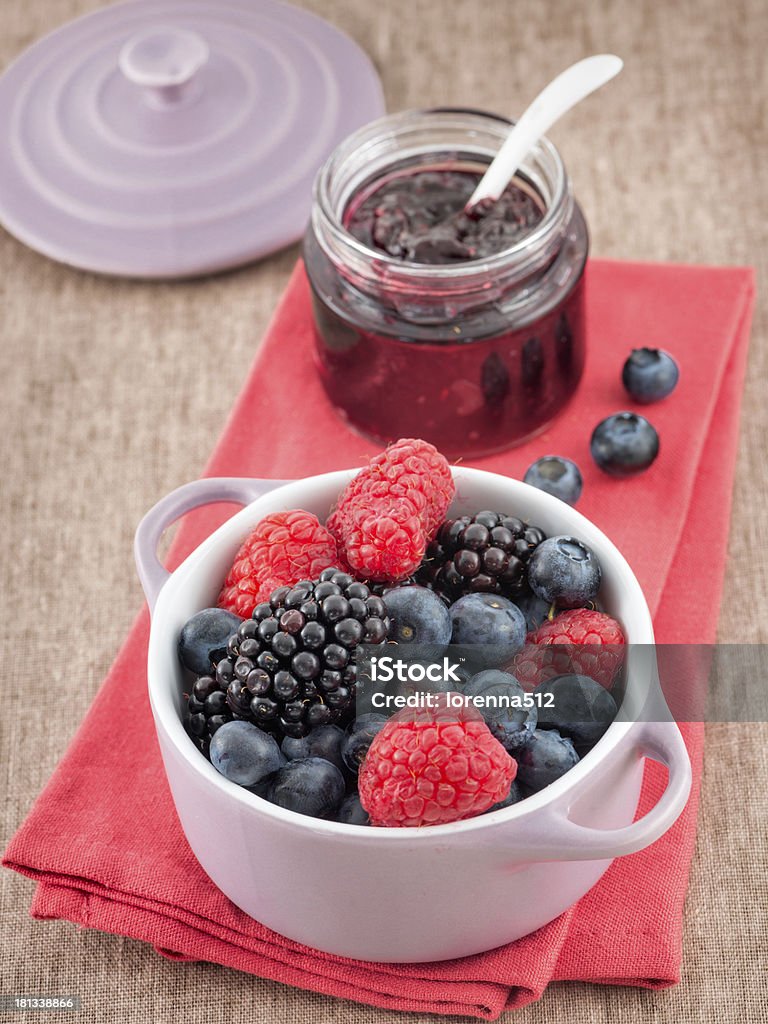 Комбинированный ягодно варенье с bilberries, raspberries и ягоды черники - Стоковые фото Антиоксидант роялти-фри