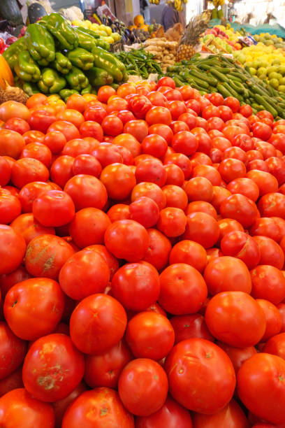 auf dem markt in amman, der hauptstadt jordaniens. hier wird eine bunte vielfalt an obst, gemüse, gewürzen und kräutern verkauft. - jordan amman market people stock-fotos und bilder