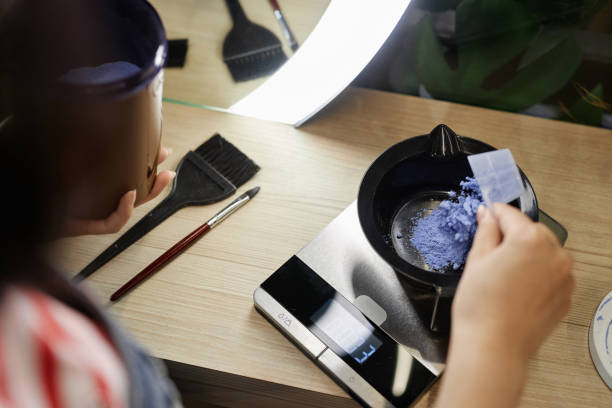 peluquero mezclando lejía en un recipiente de plástico en un salón de belleza - lightener fotografías e imágenes de stock