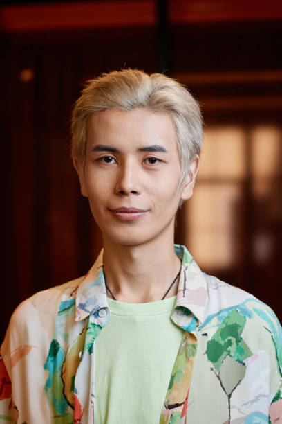joven asiático de moda con cabello decolorado en interior - lightener fotografías e imágenes de stock