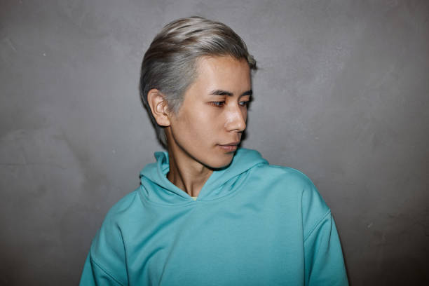 염색하고 스타일링한 머리를 가진 젊은 아시아 남자 - lightener 뉴스 사진 이미지