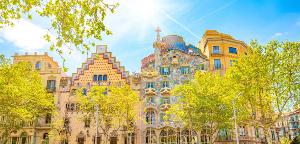 kolorowe domki na słynnej ulicy passeig de gracia, barcelona, hiszpania - antonio gaudi outdoors horizontal barcelona zdjęcia i obrazy z banku zdjęć