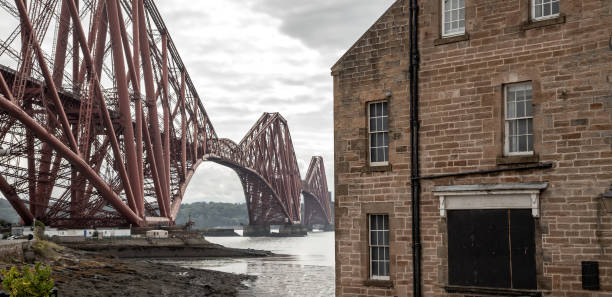 il, ponte, lungo, vista, da, nord, queensferry, città, nel quartiere di edimburgo, scozia, paesaggio industriale - bridge edinburgh panoramic scenics foto e immagini stock