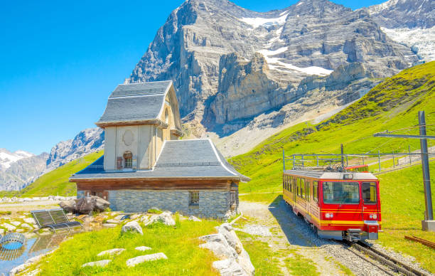 Tren ferroviario de los Alpes suizos y Jungfrau, Suiza - foto de stock