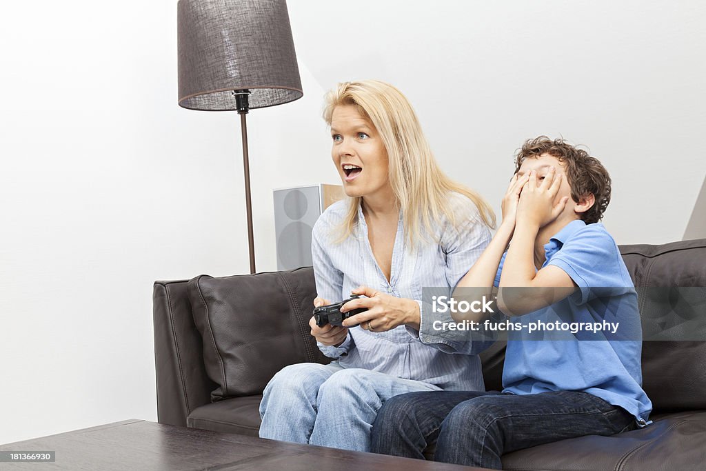 Madre e hijo jugando un videojuego - Foto de stock de Cultura escandinava libre de derechos