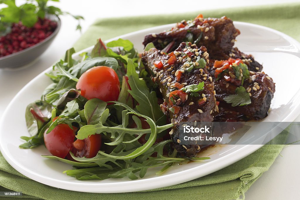 Côtelettes de porc glaçage au gingembre servi avec une salade. - Photo de Dîner libre de droits