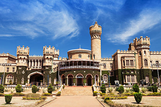 palais de bangalore - wodeyar photos et images de collection