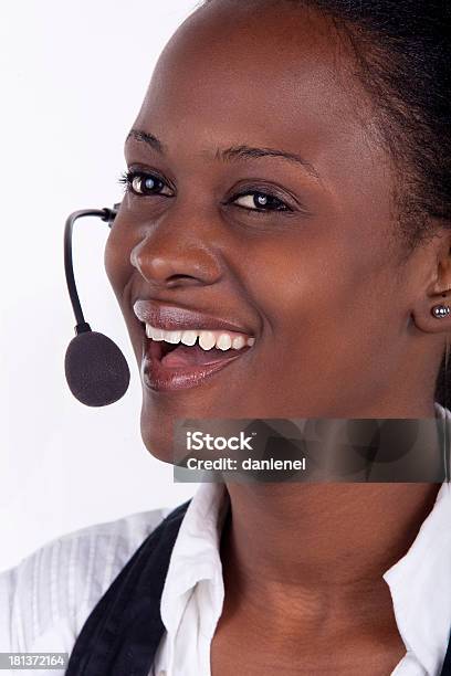 Sorridente Telephonist - Fotografias de stock e mais imagens de Adulto - Adulto, Auscultador - Equipamento de Informação, Beleza