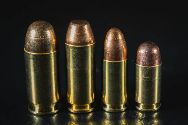 fotos macro de cartuchos de pistola calibre 45, 10mm, 9mm y 380. - toms fotografías e imágenes de stock