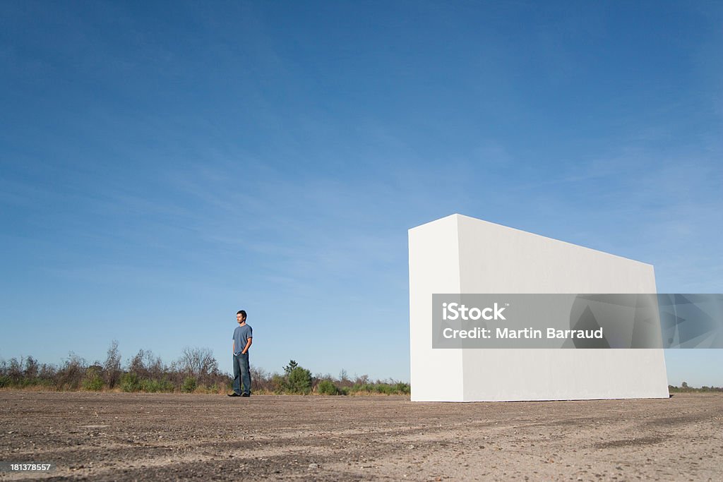 Homem de pé ao ar livre, olhando para a parede branca - Royalty-free 25-29 Anos Foto de stock