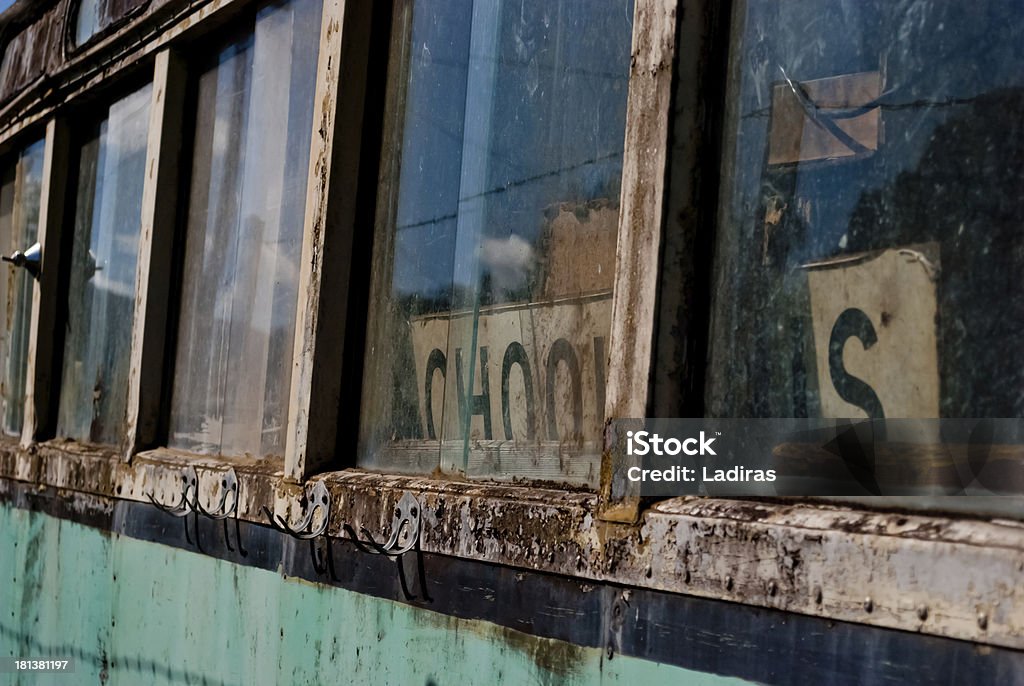 Old rusty bus scolaire - Photo de A l'abandon libre de droits