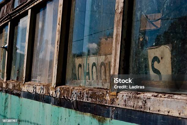 Photo libre de droit de Old Rusty Bus Scolaire banque d'images et plus d'images libres de droit de A l'abandon - A l'abandon, Bus scolaire, Bus