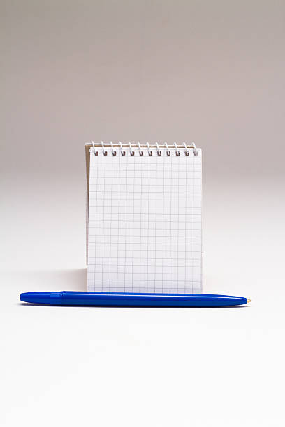 空の青色のペンでノートに白背景 - datafile ストックフォトと画像