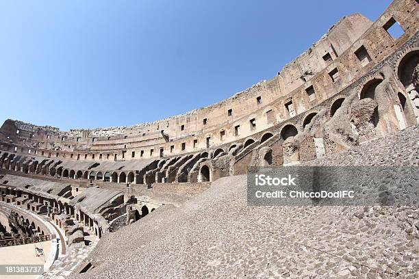 Interior Of The Colosseum Antigua Anfiteatro Romano En Valientes Foto de stock y más banco de imágenes de Anfiteatro