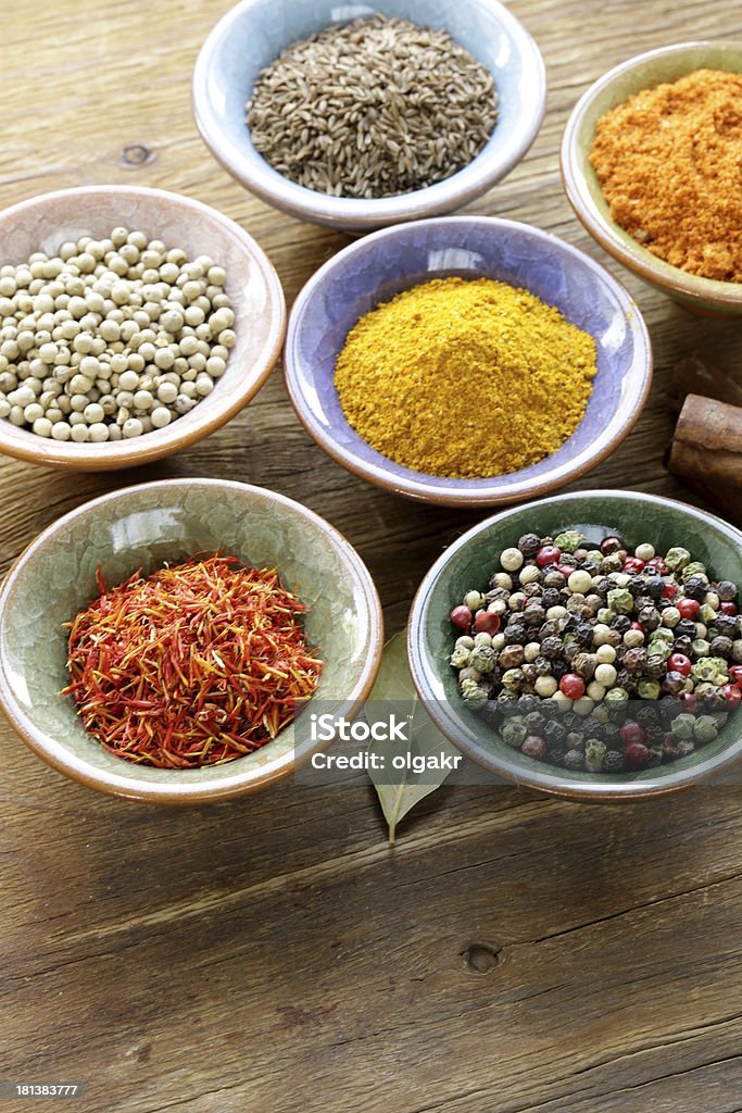 Vários tipos de condimentos em cerâmica bowls - Royalty-free Amarelo Foto de stock