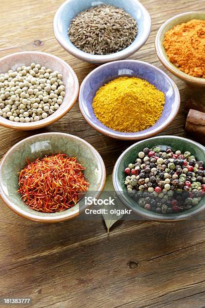 Vários Tipos De Condimentos Em Cerâmica Bowls - Fotografias de stock e mais imagens de Amarelo - Amarelo, Aniz estrelado, Açafrão
