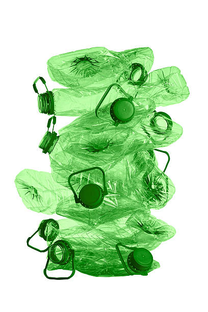 pilha de frascos de plástico verde - polyethylene terephthalate imagens e fotografias de stock