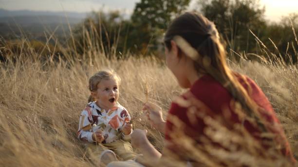 mamá e hija disfrutan de la naturaleza otoñal. - 2 3 months beginnings new life caucasian fotografías e imágenes de stock