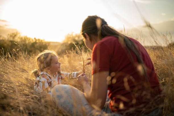 mamá e hija disfrutan de la naturaleza otoñal. - 2 3 months beginnings new life caucasian fotografías e imágenes de stock