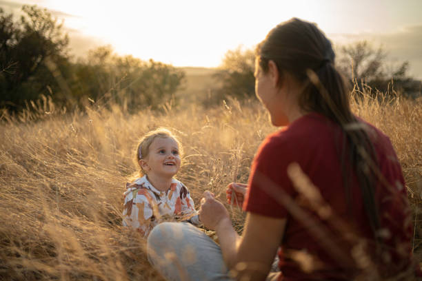 mamá e hija disfrutan de la naturaleza otoñal. - 2 3 months beginnings new life caucasian fotografías e imágenes de stock