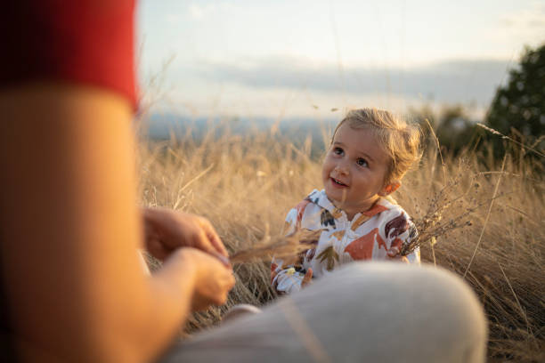 mamá e hija disfrutan de la naturaleza otoñal. - 2 3 months beginnings new life caucasian fotografías e imágenes de stock