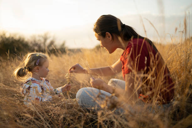 mamá e hija disfrutan de la naturaleza otoñal. - 2 3 months beginnings new life caucasian fotografías e imágenes de stock