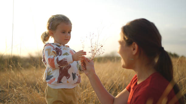 mamá e hija disfrutan de la naturaleza otoñal. - 2 3 months beginnings new life caucasian fotografías e imágenes de stock