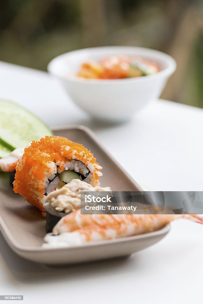 Sushi assortiti su bianco piatto - Foto stock royalty-free di Asia