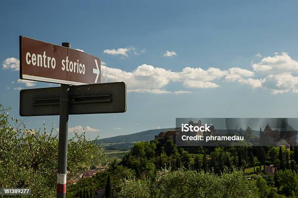 Turista Señal En Paisaje De Toscana Foto de stock y más banco de imágenes de Aire libre - Aire libre, Aldea, Destinos turísticos