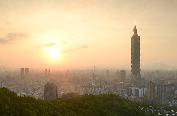 A cidade de taipei em horário do pôr do sol - foto de acervo
