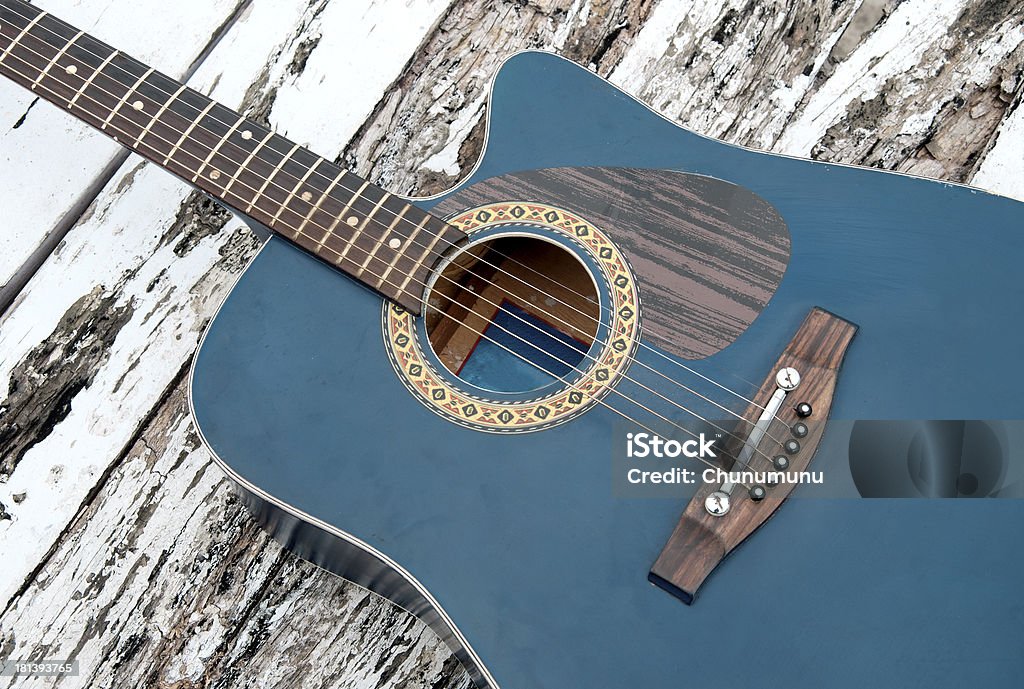 Vista dall'alto di chitarra su tabella - Foto stock royalty-free di Blu