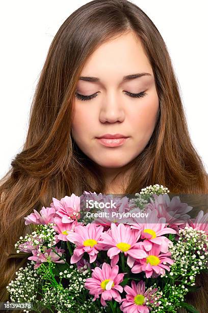 Retrato De Una Chica Hermosa Con El Pelo Largo De Lujo Foto de stock y más banco de imágenes de Adulto