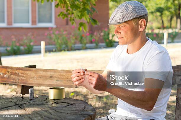 Photo libre de droit de Caucasien Homme Fumant Une Cigarette Vallonnées Dans Une Journée Dété banque d'images et plus d'images libres de droit de Abus de substances