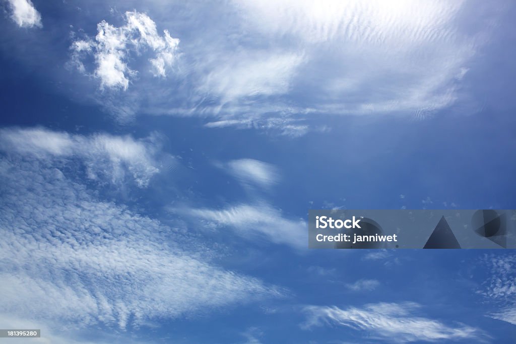 Синее небо с облаками крупным планом - Стоковые фото Без людей роялти-фри