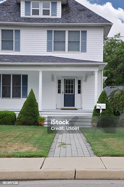 Foto de Casa Suburbano Entrada De Paralelepípedos De Passarela e mais fotos de stock de Arquitetura