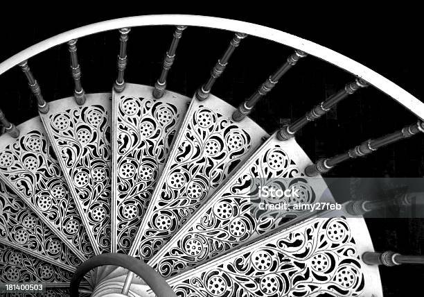 Foto de Escadas Em Espiral Em Branco E Preto e mais fotos de stock de Abstrato - Abstrato, Alto - Descrição Geral, Antigo