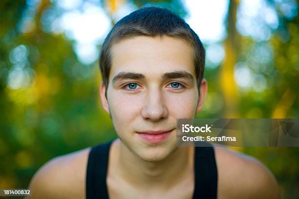 Retrato De Um Jovem Homem Closeup - Fotografias de stock e mais imagens de 18-19 Anos - 18-19 Anos, Adolescente, Adolescência