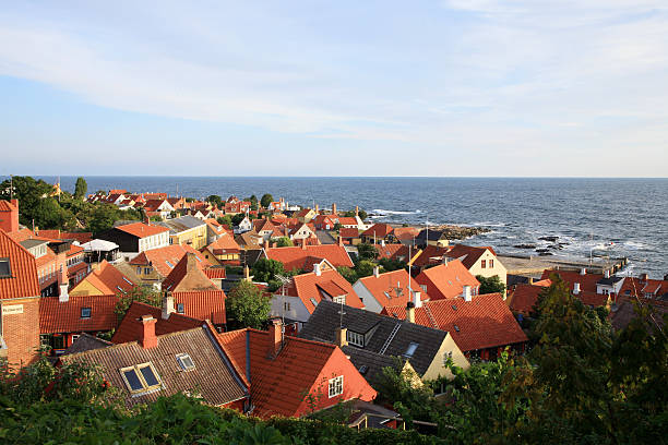 폭풍 굴절률은 바다빛 gudhjem, 보른홀름 섬, denmark - wave reef rock summer 뉴스 사진 이미지