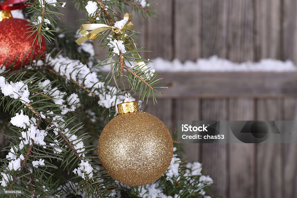 Bola de natal na árvore de Ouro - Royalty-free Artigo de Decoração Foto de stock