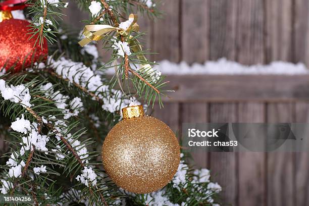 Bola De Natal Na Árvore De Ouro - Fotografias de stock e mais imagens de Artigo de Decoração - Artigo de Decoração, Bola de Árvore de Natal, Cerca