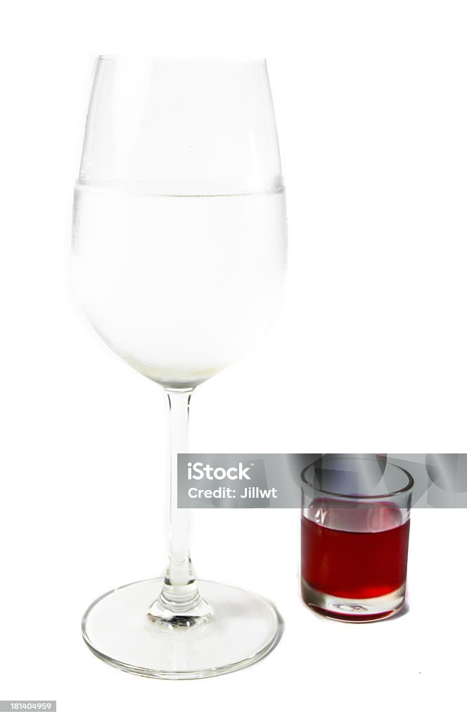 Kieliszek do wina czerwonego i wody - Zbiór zdjęć royalty-free (Abstrakcja)