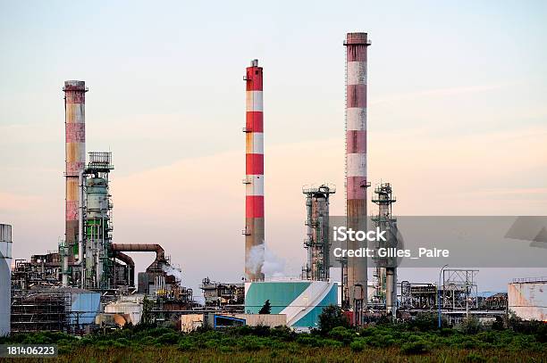 Raffineria Di Petrolio - Fotografie stock e altre immagini di Affari - Affari, Ambientazione esterna, Ambiente