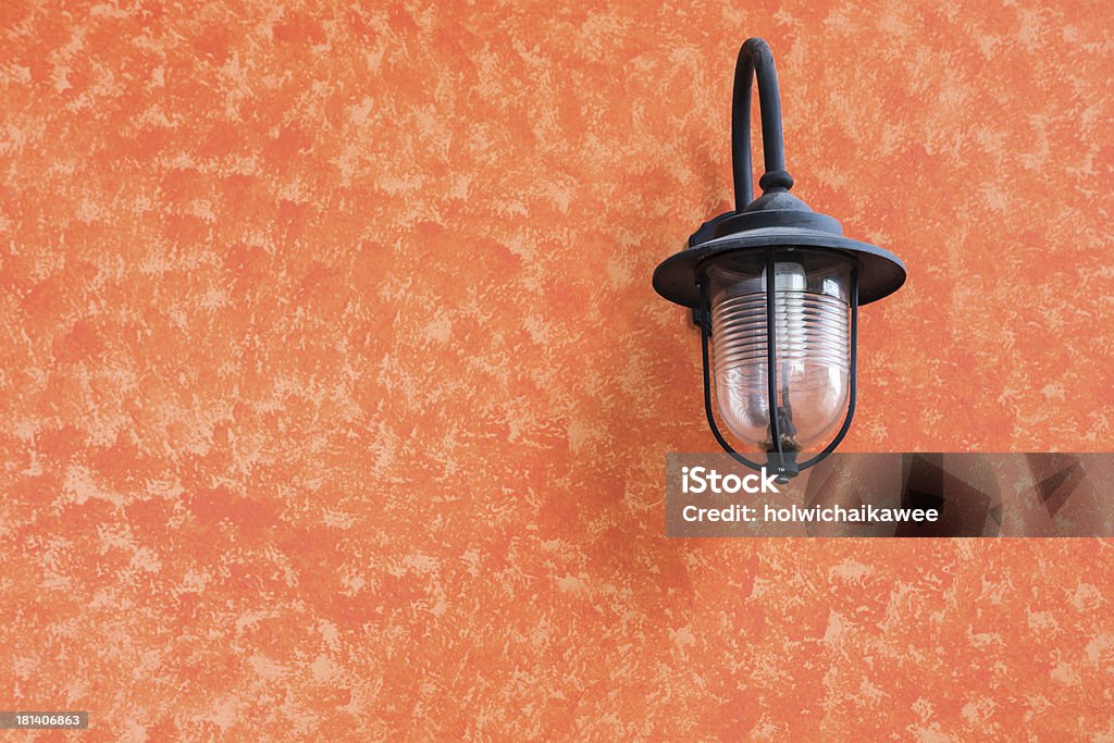 old lamplight en la pared - Foto de stock de Aire libre libre de derechos