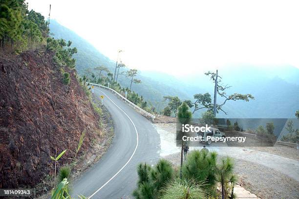 Górska Droga W Mae Hong Son - zdjęcia stockowe i więcej obrazów Bez ludzi - Bez ludzi, Biały, Chmura