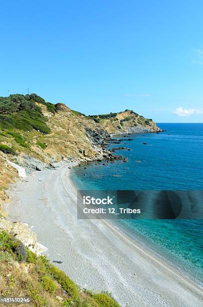 Photo libre de droit de Skiathos Littoral Cliffs banque d'images et plus d'images libres de droit de Beauté de la nature - Beauté de la nature, Bleu, Caillou